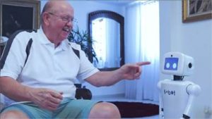 Usuário idoso interagindo com assistentes virtuais